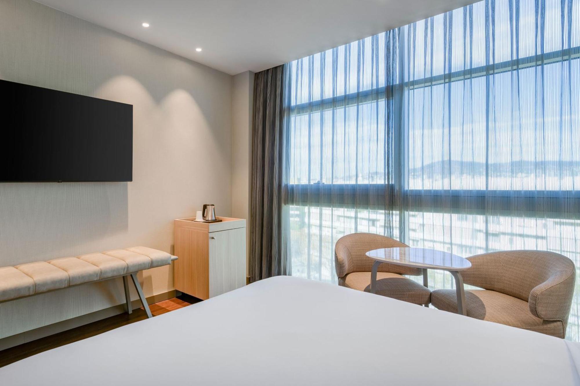 Ac Hotel Som By Marriott L'Hospitalet de Llobregat Exterior photo