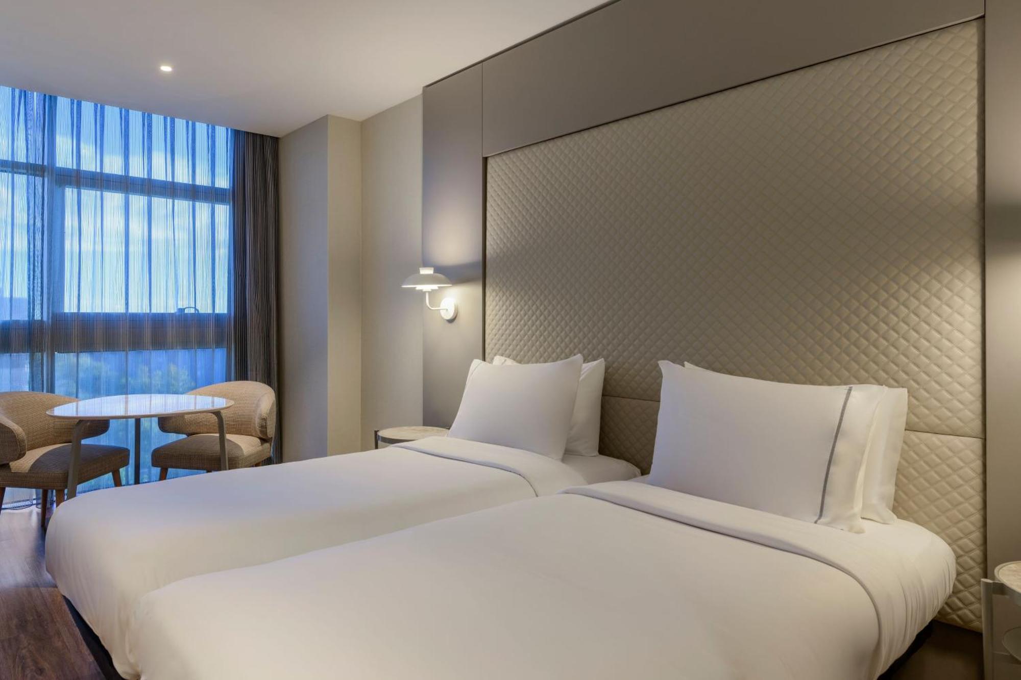 Ac Hotel Som By Marriott L'Hospitalet de Llobregat Exterior photo